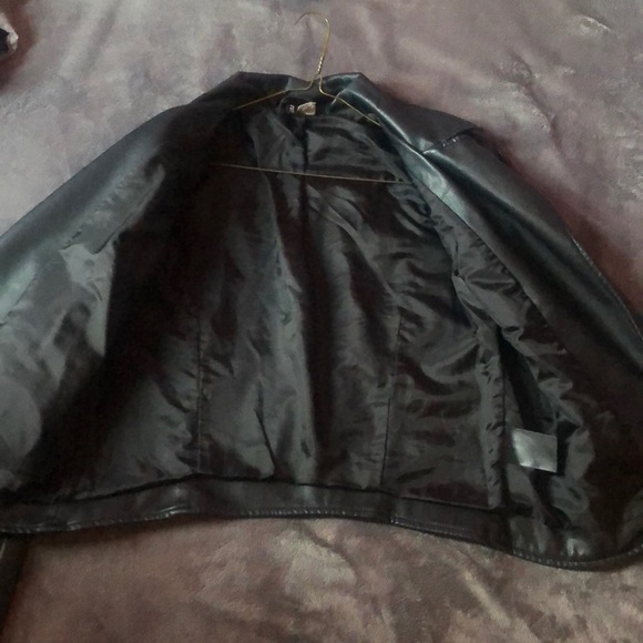Black leather jacket - Picture 3 of 4